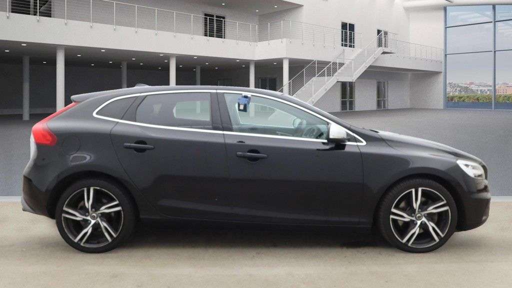 2019 VOLVO V40 2019 VOLVO V40