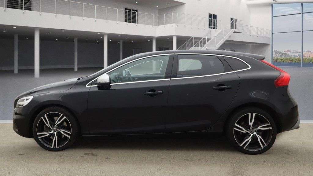 2019 VOLVO V40 2019 VOLVO V40