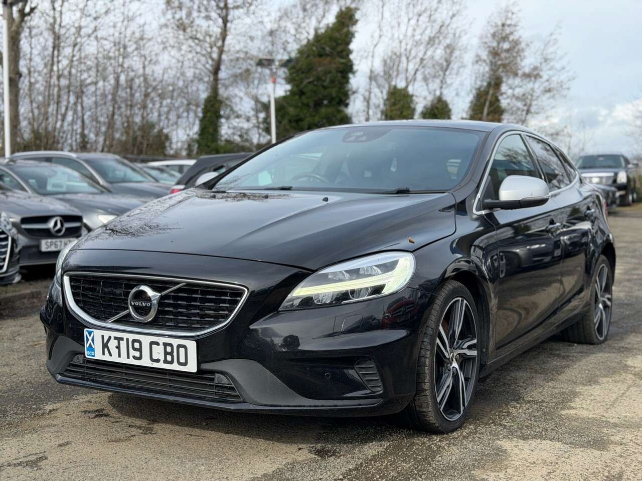 A 2019 VOLVO V40 1.5 T2 R-Design Edition Hatchback 5dr Petrol Auto Euro 6 (s/s) (122 ps) BLU A 2019 VOLVO V40 1.5 T2 R-Design Edition Hatchback 5dr Petrol Auto Euro 6 (s/s) (122 ps) BLU