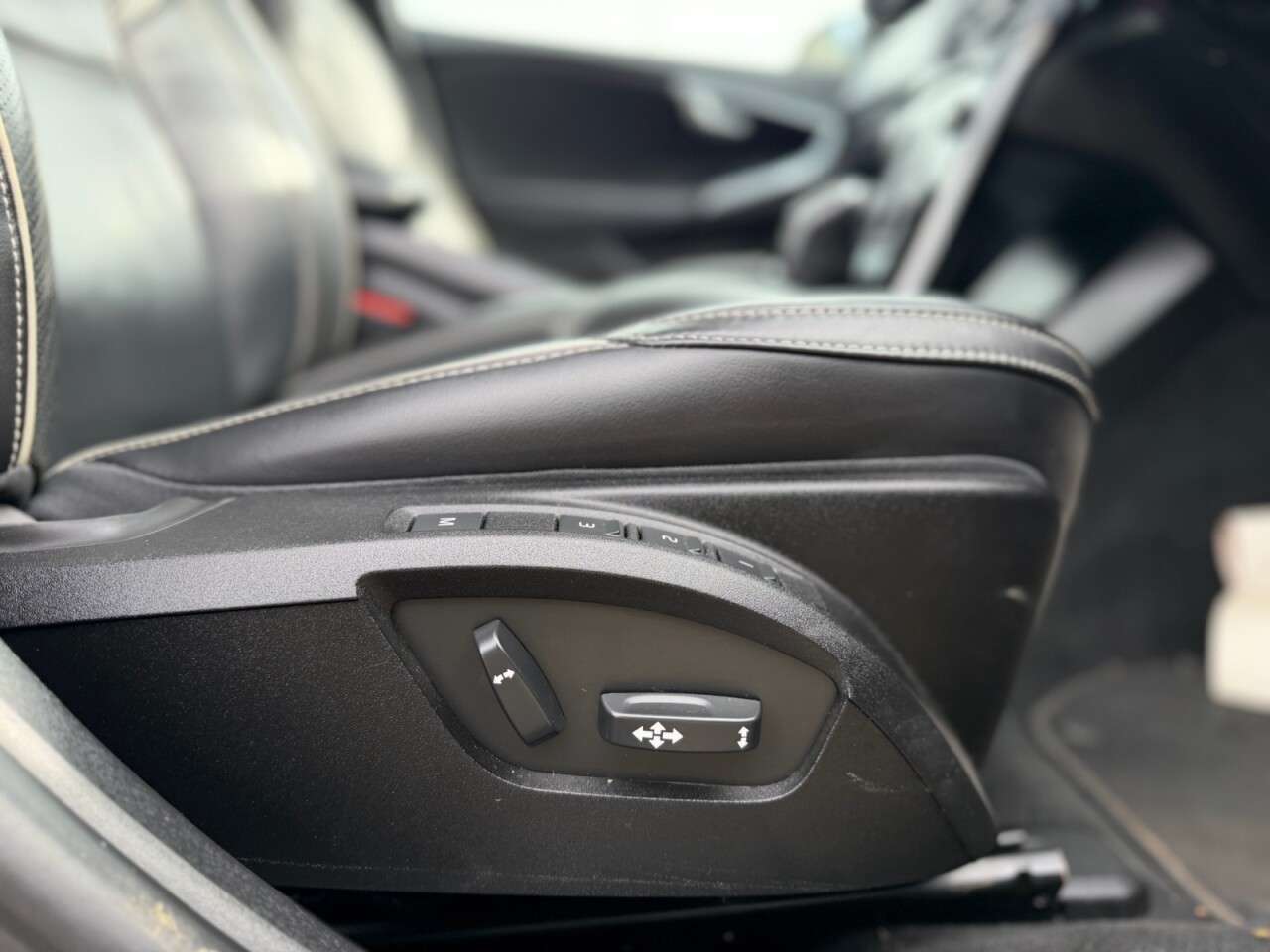 2019 VOLVO V40 2019 VOLVO V40