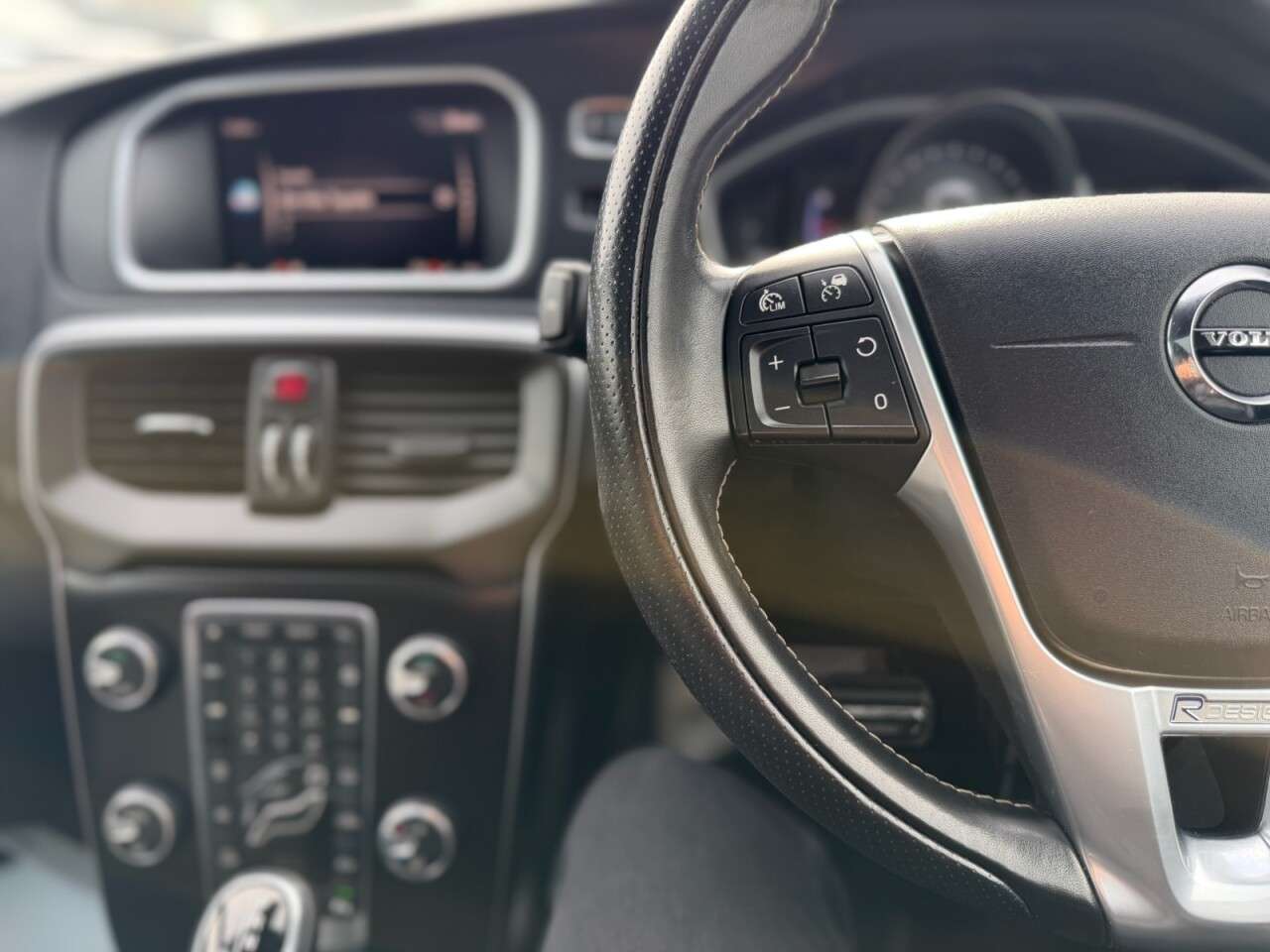 2019 VOLVO V40 2019 VOLVO V40