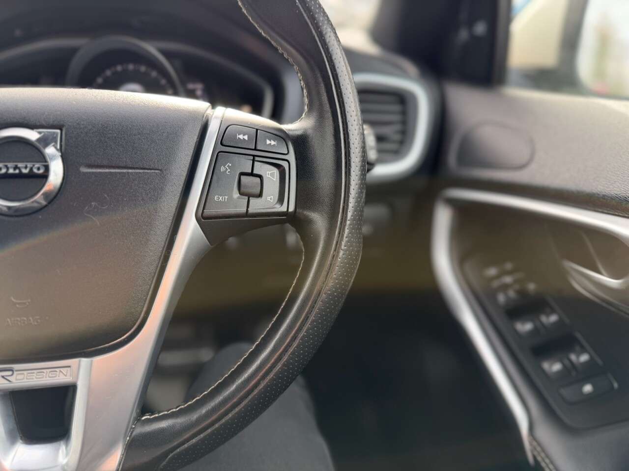 2019 VOLVO V40 2019 VOLVO V40