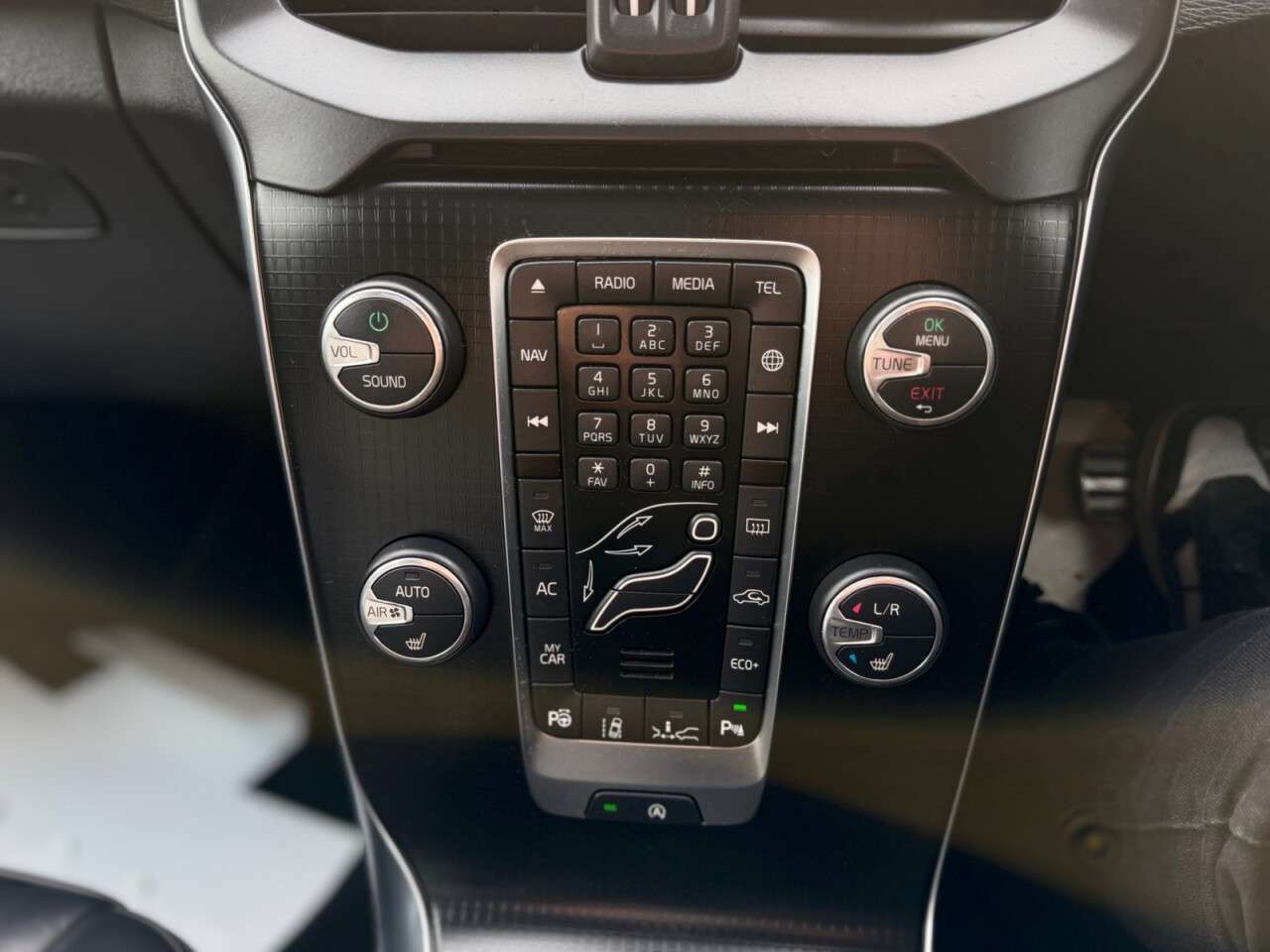 2019 VOLVO V40 2019 VOLVO V40