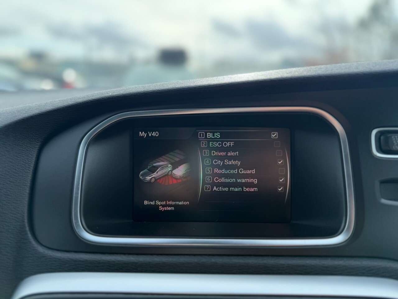 2019 VOLVO V40 2019 VOLVO V40