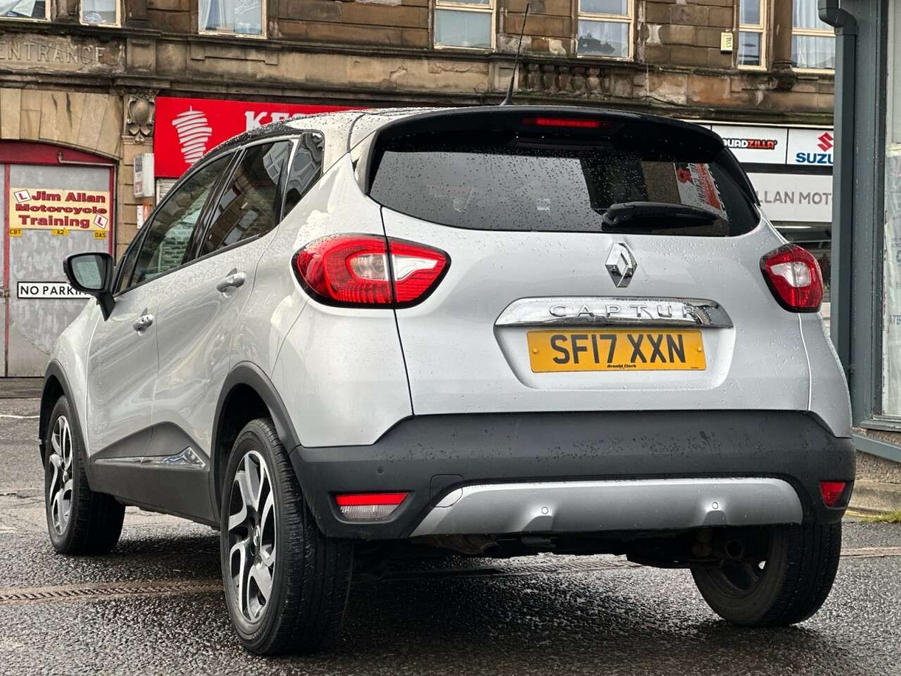 A 2017 RENAULT CAPTUR 1.2 TCe ENERGY Signature Nav SUV 5dr Petrol Auto Euro 6 (s/s) (120 ps) A 2017 RENAULT CAPTUR 1.2 TCe ENERGY Signature Nav SUV 5dr Petrol Auto Euro 6 (s/s) (120 ps)