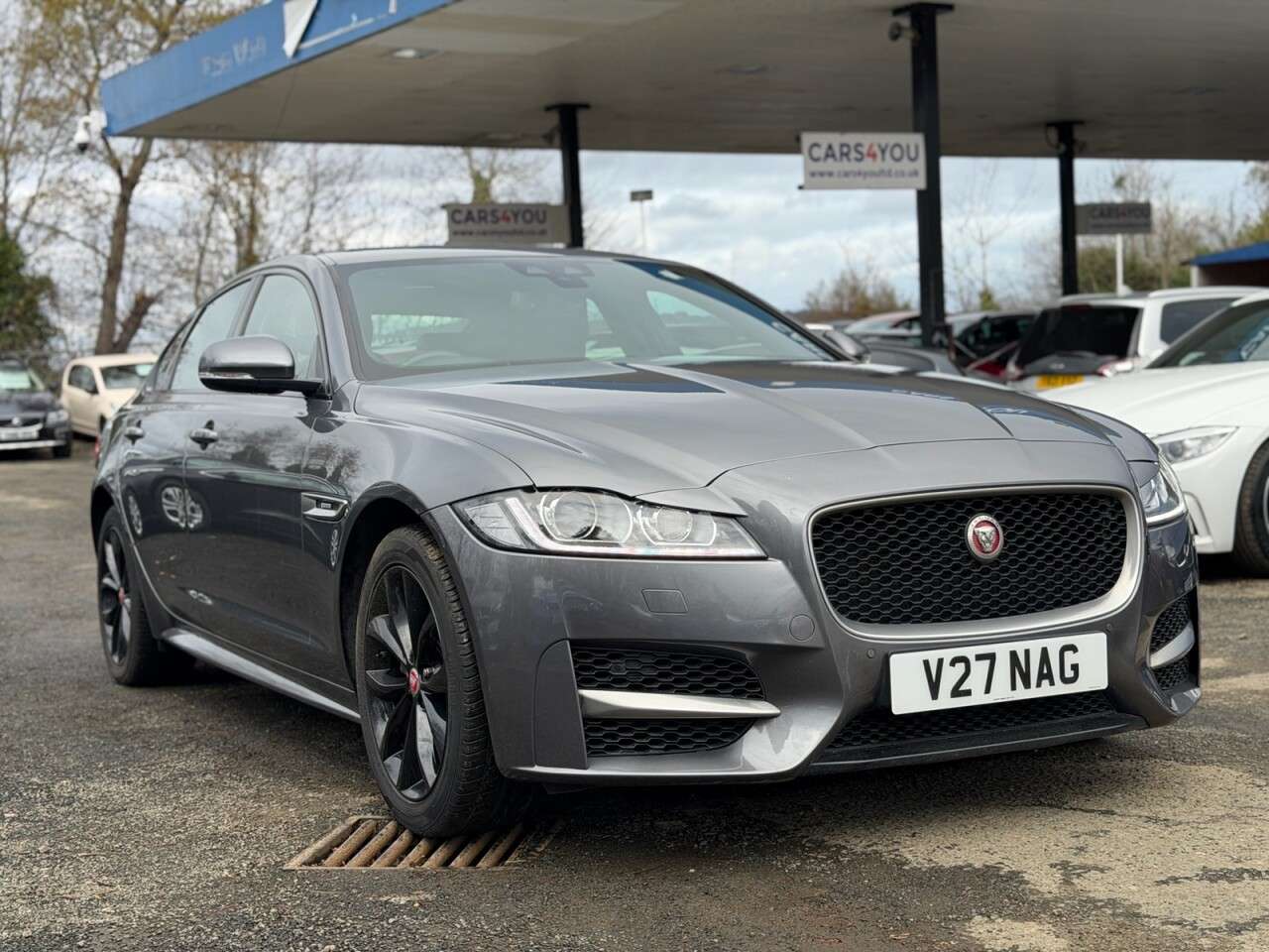 A 2016 JAGUAR XF 2.0d R-Sport Saloon 4dr Diesel Auto Euro 6 (s/s) (180 ps) A 2016 JAGUAR XF 2.0d R-Sport Saloon 4dr Diesel Auto Euro 6 (s/s) (180 ps)