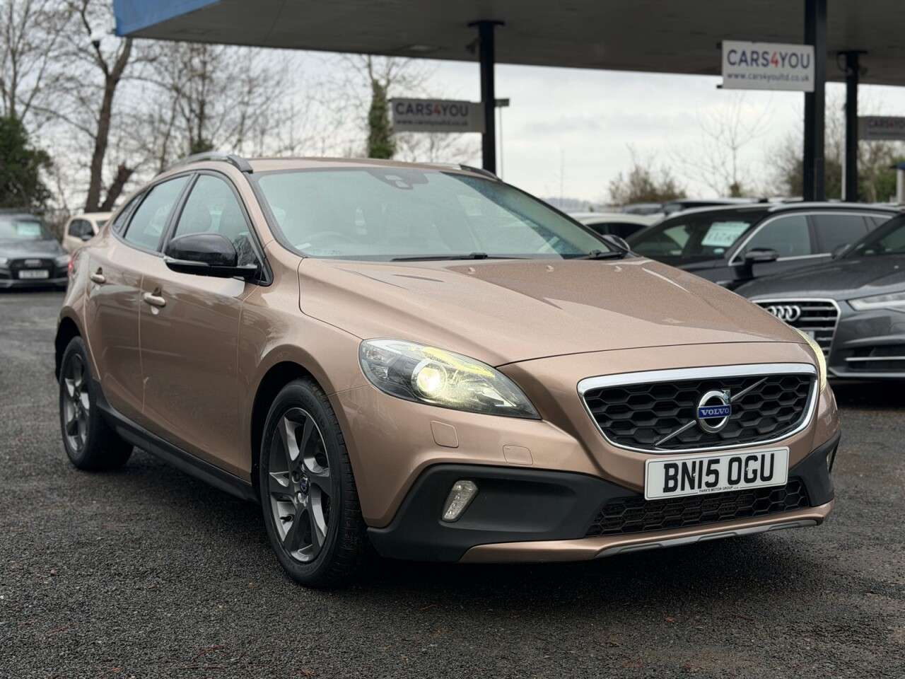 A 2015 VOLVO V40 CROSS COUNTRY 1.6 D2 Lux Nav Hatchback 5dr Diesel Powershift Euro 5 (s/s) (115 ps) A 2015 VOLVO V40 CROSS COUNTRY 1.6 D2 Lux Nav Hatchback 5dr Diesel Powershift Euro 5 (s/s) (115 ps)