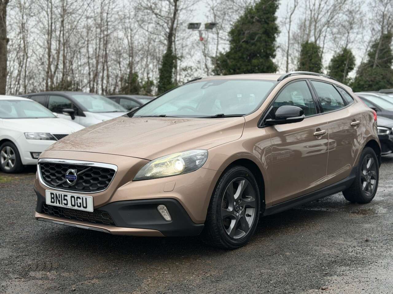 A 2015 VOLVO V40 CROSS COUNTRY 1.6 D2 Lux Nav Hatchback 5dr Diesel Powershift Euro 5 (s/s) (115 ps) A 2015 VOLVO V40 CROSS COUNTRY 1.6 D2 Lux Nav Hatchback 5dr Diesel Powershift Euro 5 (s/s) (115 ps)