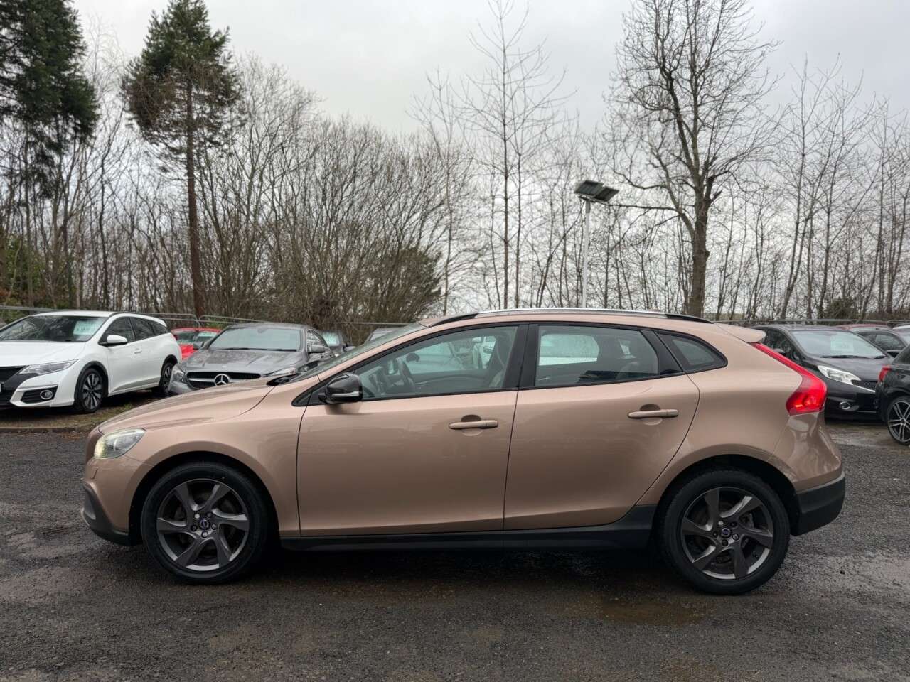 A 2015 VOLVO V40 CROSS COUNTRY 1.6 D2 Lux Nav Hatchback 5dr Diesel Powershift Euro 5 (s/s) (115 ps) A 2015 VOLVO V40 CROSS COUNTRY 1.6 D2 Lux Nav Hatchback 5dr Diesel Powershift Euro 5 (s/s) (115 ps)
