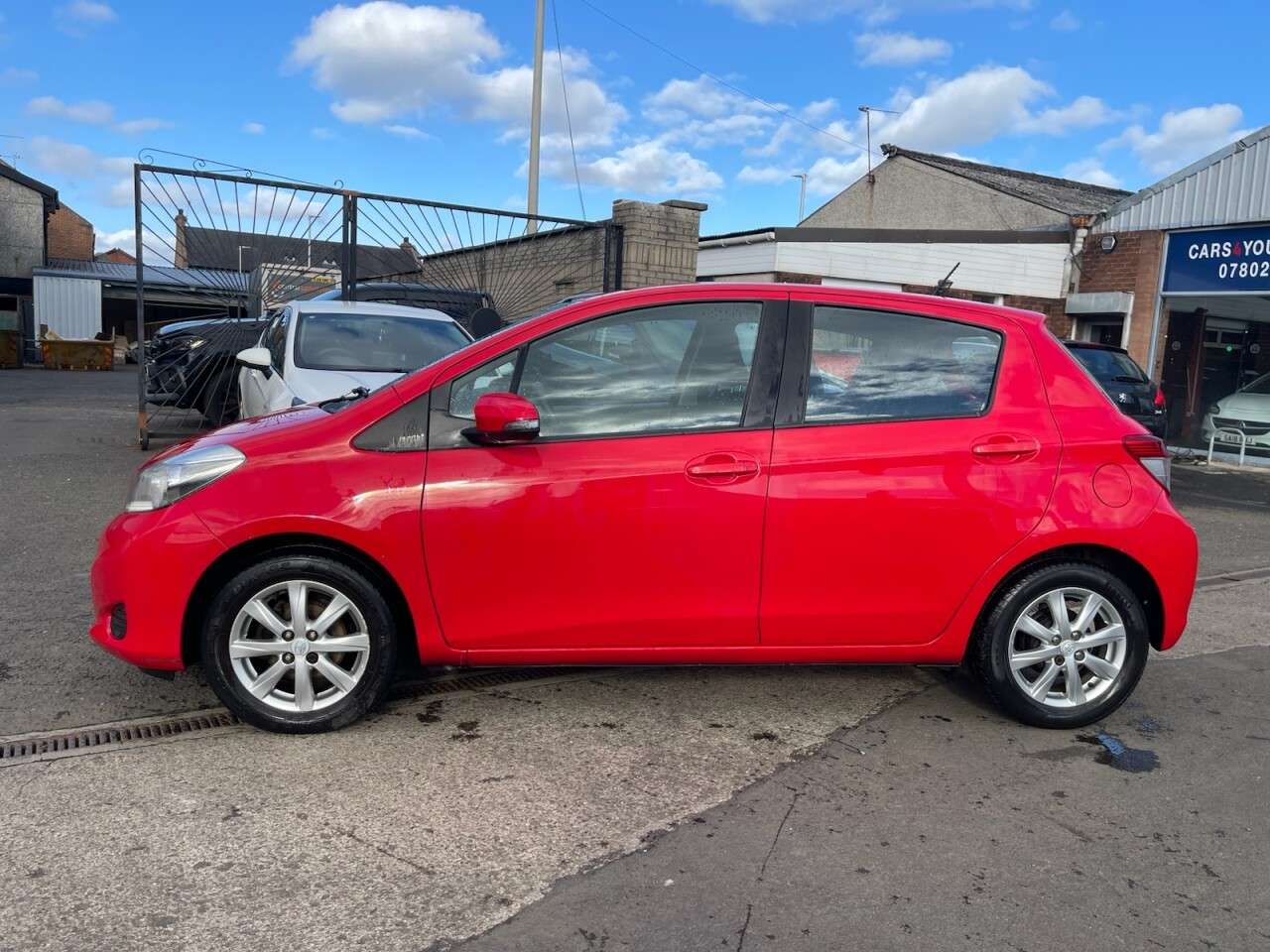 A 2013 TOYOTA YARIS 1.33 Dual VVT-i TR Hatchback 5dr Petrol Multidrive S Euro 5 (101 ps) A 2013 TOYOTA YARIS 1.33 Dual VVT-i TR Hatchback 5dr Petrol Multidrive S Euro 5 (101 ps)