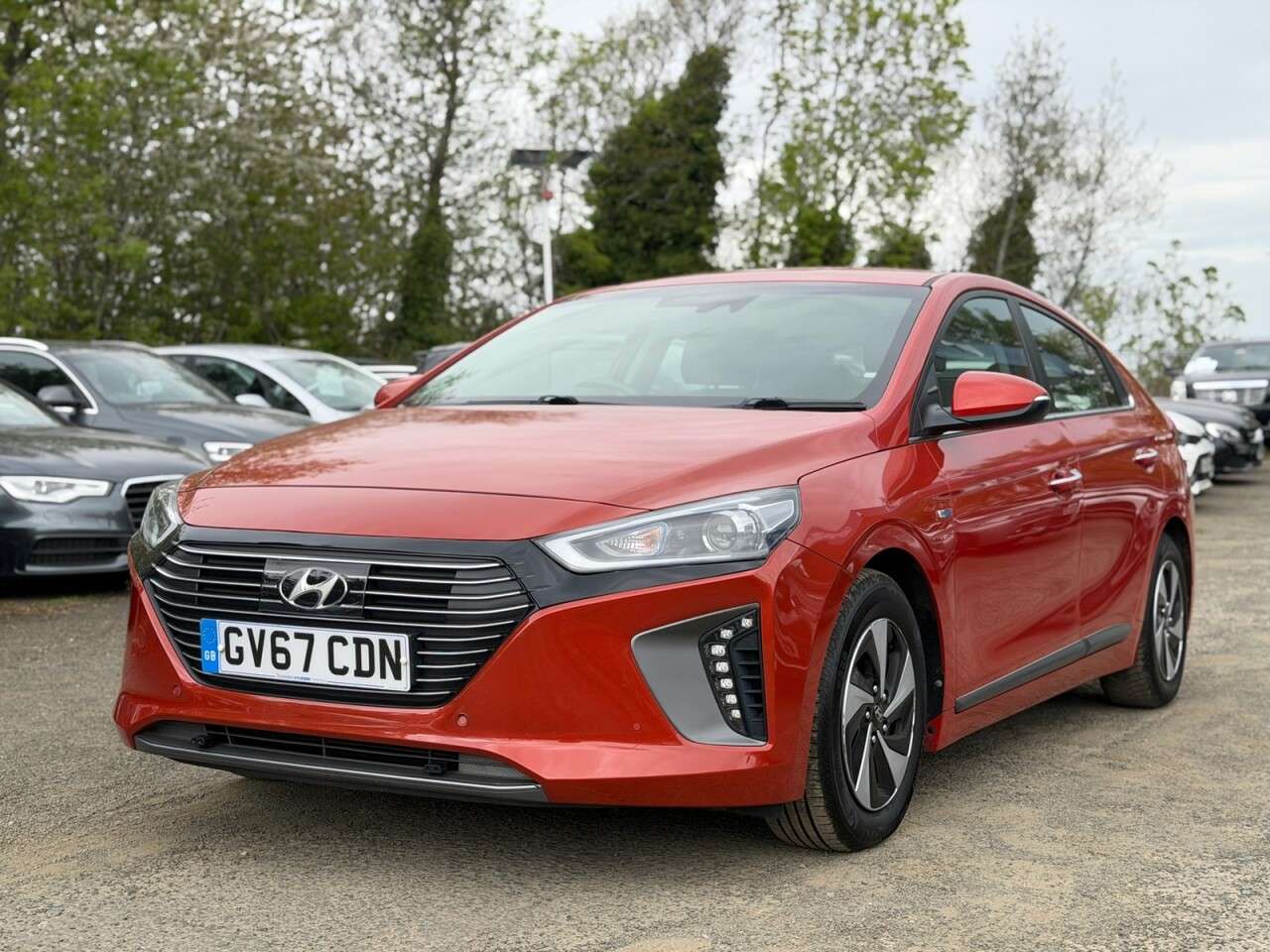 A 2017 HYUNDAI IONIQ 1.6 h-GDi Premium SE Hatchback 5dr Petrol Hybrid DCT Euro 6 (s/s) (141 ps) A 2017 HYUNDAI IONIQ 1.6 h-GDi Premium SE Hatchback 5dr Petrol Hybrid DCT Euro 6 (s/s) (141 ps)