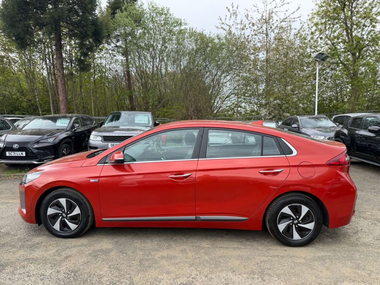 A 2017 HYUNDAI IONIQ 1.6 h-GDi Premium SE Hatchback 5dr Petrol Hybrid DCT Euro 6 (s/s) (141 ps) A 2017 HYUNDAI IONIQ 1.6 h-GDi Premium SE Hatchback 5dr Petrol Hybrid DCT Euro 6 (s/s) (141 ps)