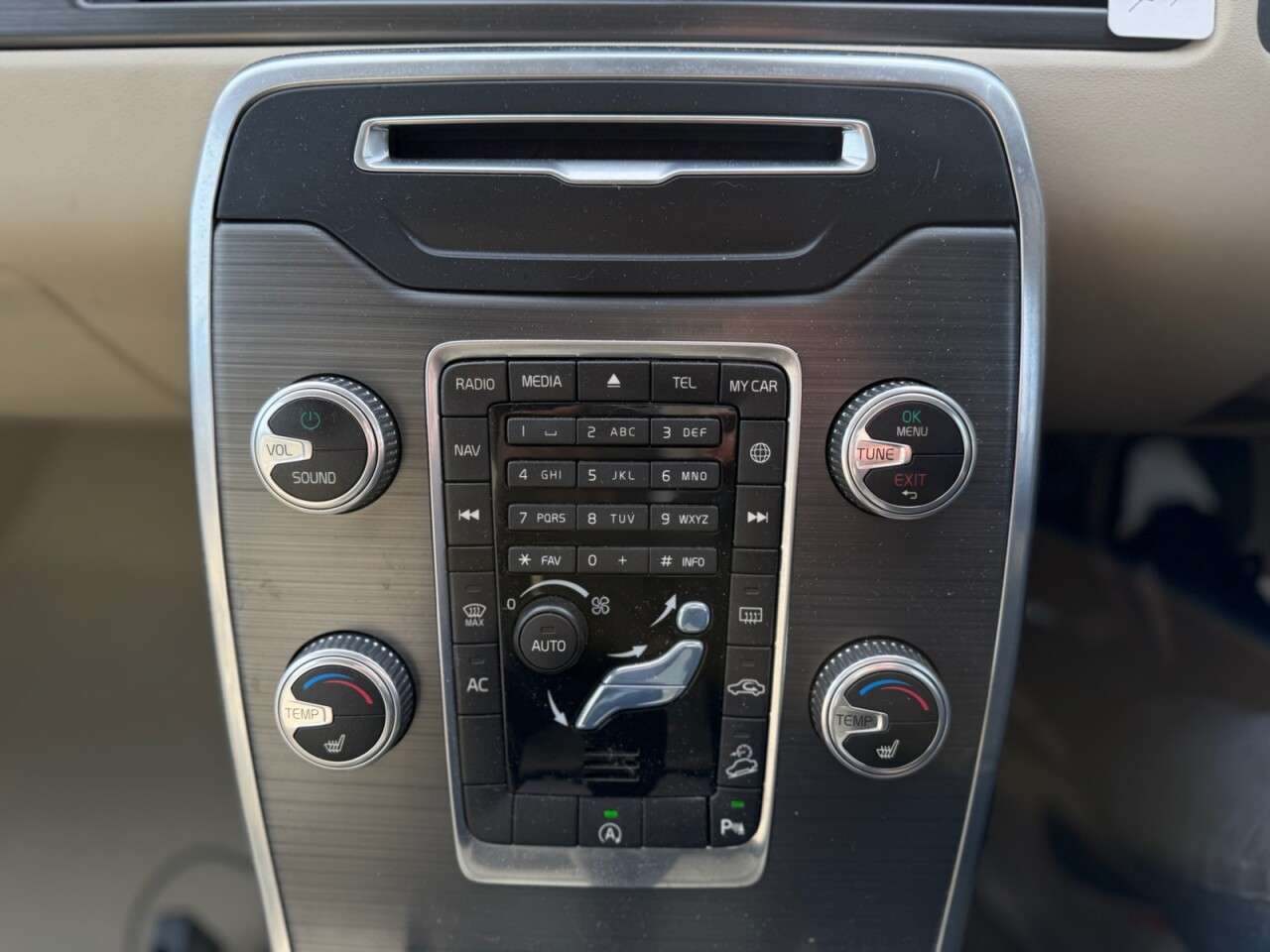 2016 VOLVO XC70 2016 VOLVO XC70