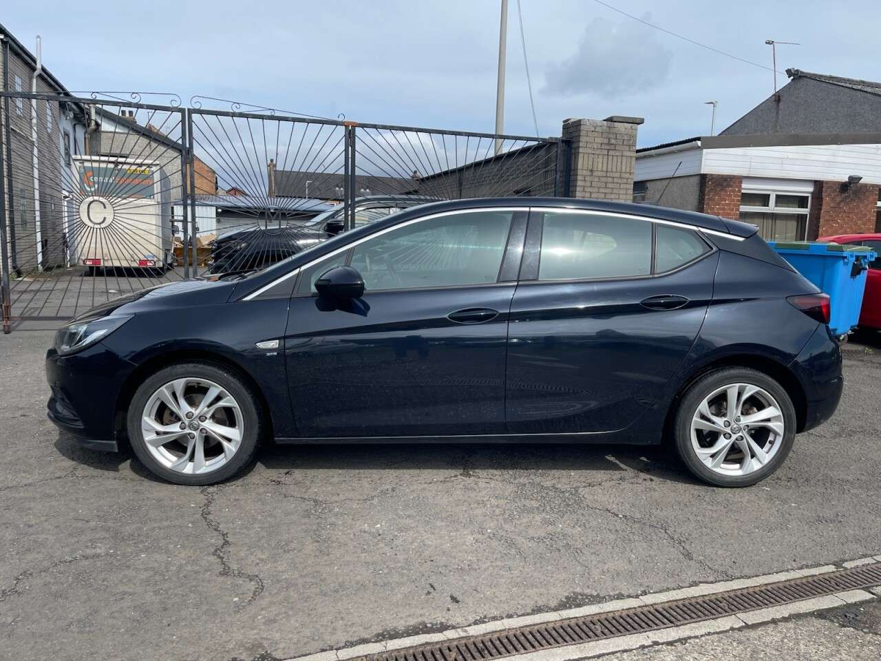 A 2017 VAUXHALL ASTRA 1.4i Turbo SRi Hatchback 5dr Petrol Auto Euro 6 (s/s) (150 ps) A 2017 VAUXHALL ASTRA 1.4i Turbo SRi Hatchback 5dr Petrol Auto Euro 6 (s/s) (150 ps)