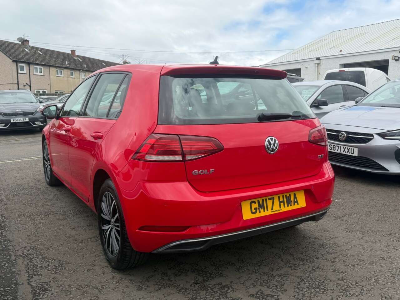 A 2017 VOLKSWAGEN GOLF 1.4 TSI BlueMotion Tech SE Hatchback 5dr Petrol DSG Euro 6 (s/s) (125 ps) A 2017 VOLKSWAGEN GOLF 1.4 TSI BlueMotion Tech SE Hatchback 5dr Petrol DSG Euro 6 (s/s) (125 ps)