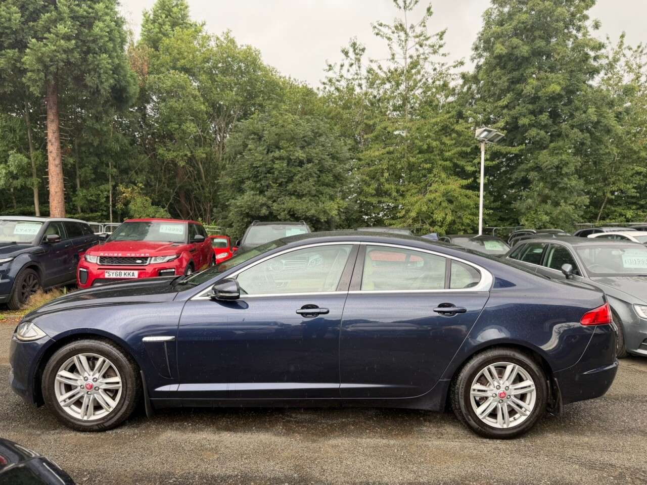 A 2014 JAGUAR XF 2.2d Luxury Saloon 4dr Diesel Auto Euro 5 (s/s) (200 ps) A 2014 JAGUAR XF 2.2d Luxury Saloon 4dr Diesel Auto Euro 5 (s/s) (200 ps)