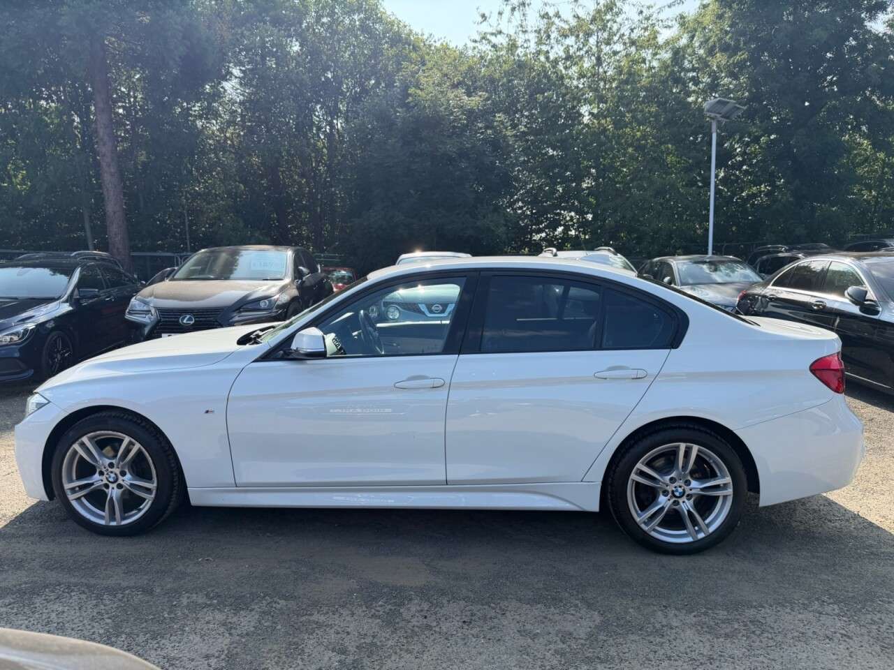 A 2016 BMW 3 SERIES 2.0 320d M Sport Saloon 4dr Diesel Auto xDrive Euro 6 (s/s) (190 ps) BLUE T A 2016 BMW 3 SERIES 2.0 320d M Sport Saloon 4dr Diesel Auto xDrive Euro 6 (s/s) (190 ps) BLUE T