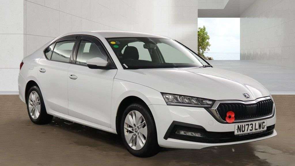 A 2023 SKODA OCTAVIA 1.0 TSI e-TEC MHEV SE Hatchback 5dr Petrol Hybrid DSG Euro 6 (s/s) (110 ps) A 2023 SKODA OCTAVIA 1.0 TSI e-TEC MHEV SE Hatchback 5dr Petrol Hybrid DSG Euro 6 (s/s) (110 ps)