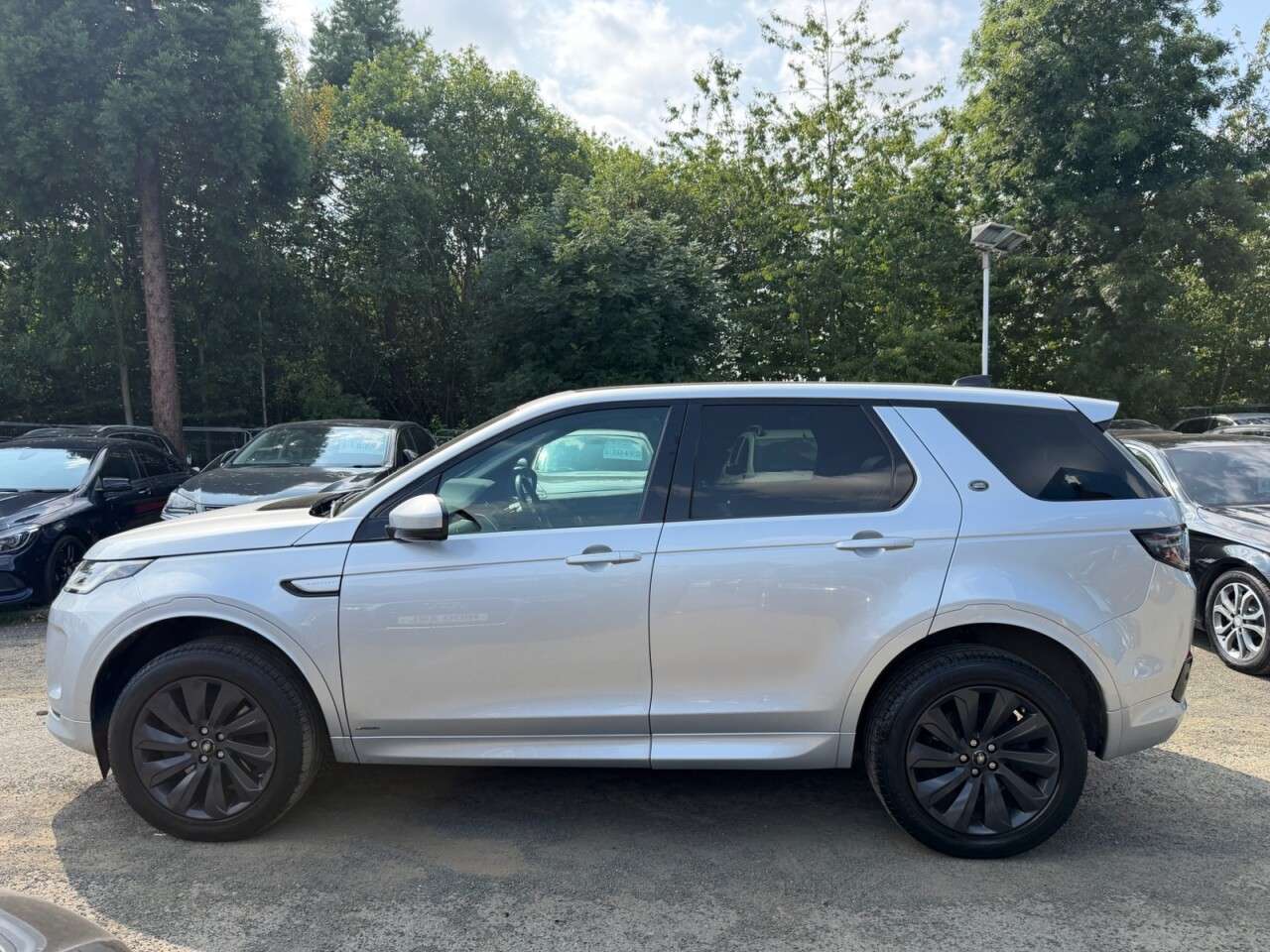A 2020 LAND ROVER DISCOVERY SPORT 2.0 D180 MHEV R-Dynamic SE SUV 5dr Diesel Auto 4WD Euro 6 (s/s) (180 ps) A 2020 LAND ROVER DISCOVERY SPORT 2.0 D180 MHEV R-Dynamic SE SUV 5dr Diesel Auto 4WD Euro 6 (s/s) (180 ps)