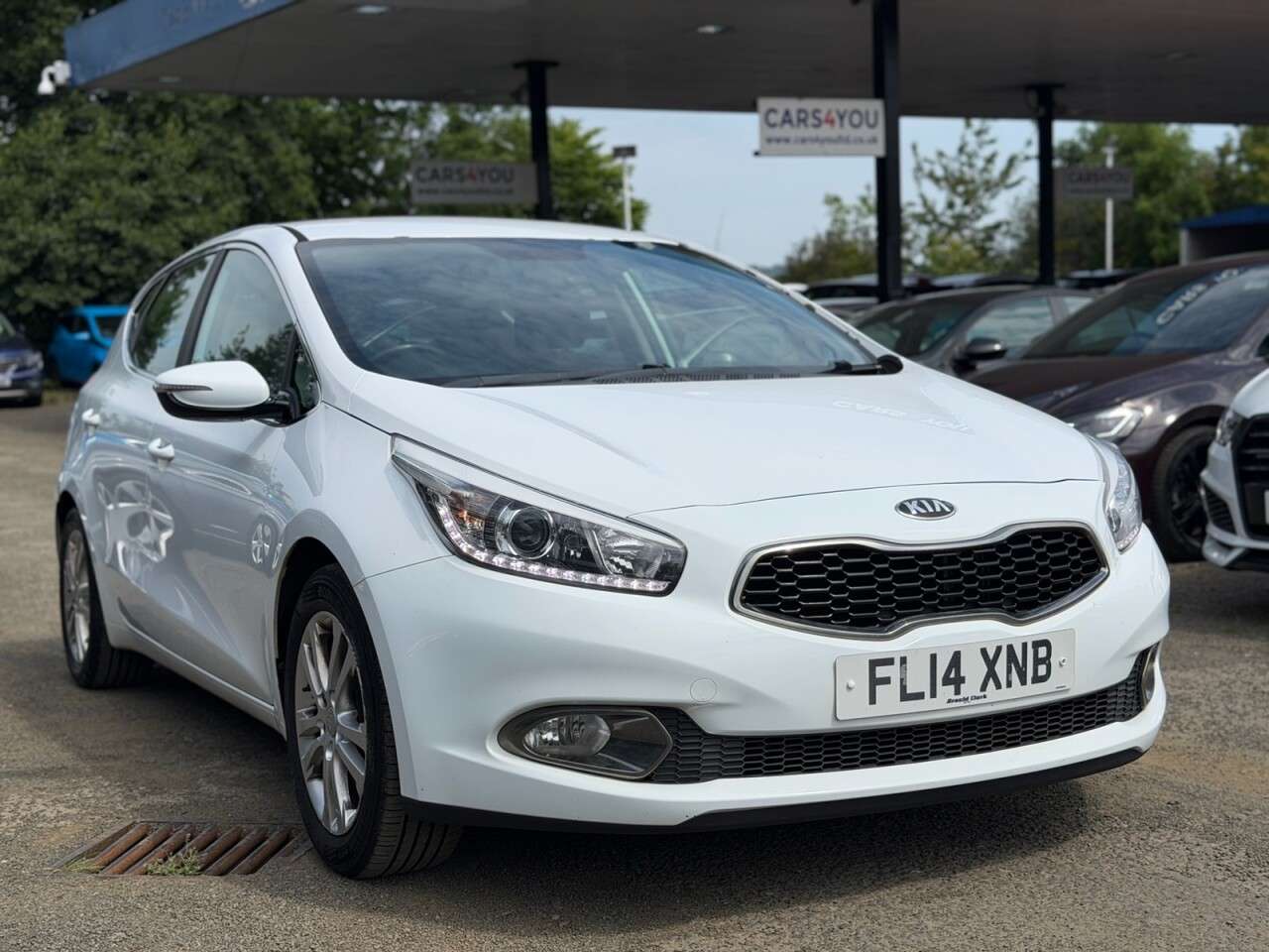 A 2014 KIA CEED 1.6 CRDi 2 Hatchback 5dr Diesel Auto Euro 5 (126 bhp) A 2014 KIA CEED 1.6 CRDi 2 Hatchback 5dr Diesel Auto Euro 5 (126 bhp)