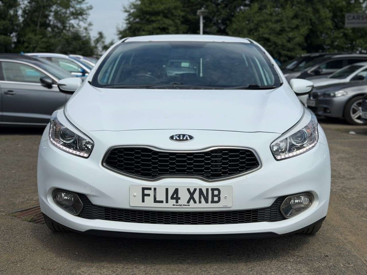 A 2014 KIA CEED 1.6 CRDi 2 Hatchback 5dr Diesel Auto Euro 5 (126 bhp) A 2014 KIA CEED 1.6 CRDi 2 Hatchback 5dr Diesel Auto Euro 5 (126 bhp)