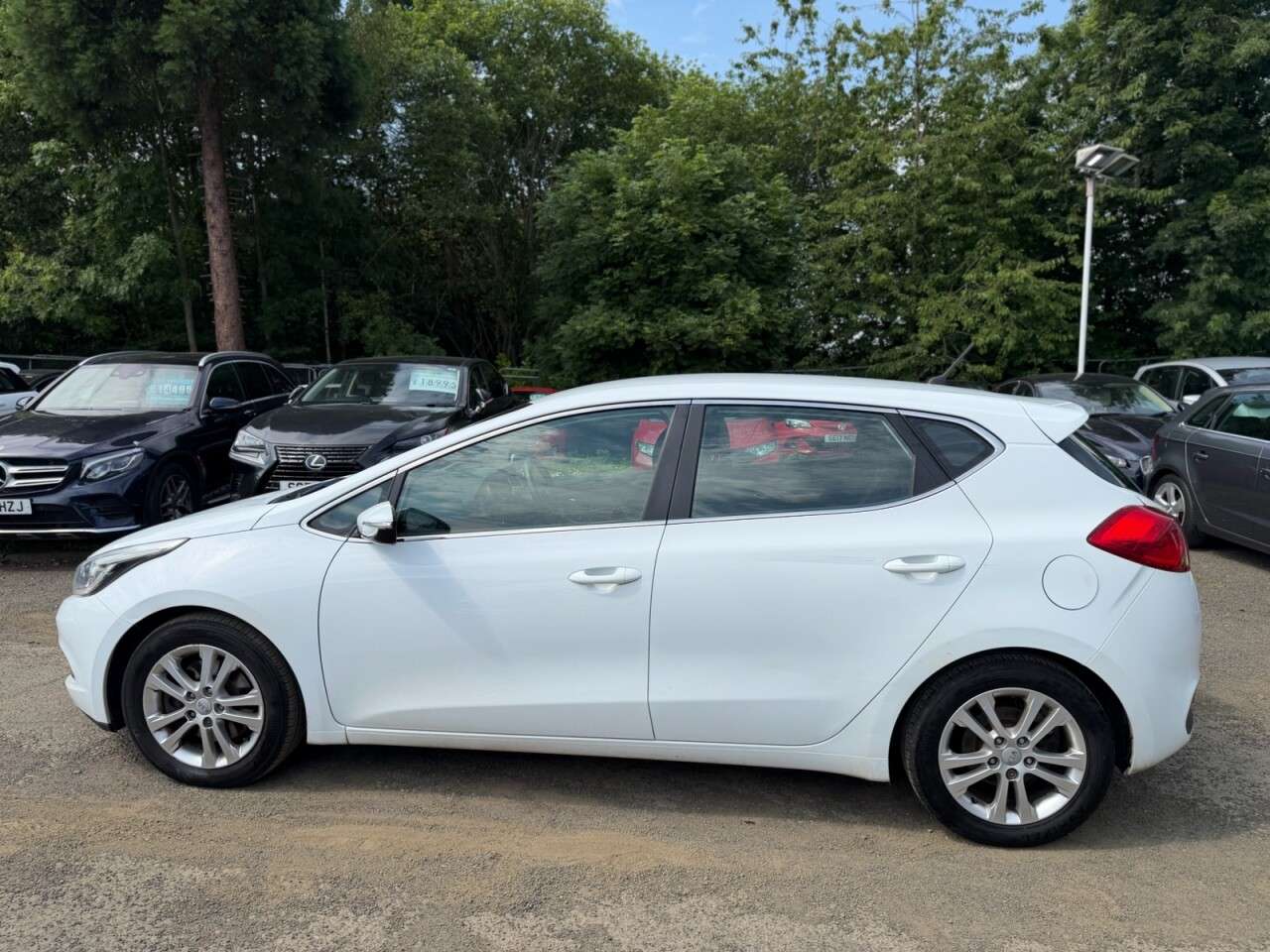 A 2014 KIA CEED 1.6 CRDi 2 Hatchback 5dr Diesel Auto Euro 5 (126 bhp) A 2014 KIA CEED 1.6 CRDi 2 Hatchback 5dr Diesel Auto Euro 5 (126 bhp)