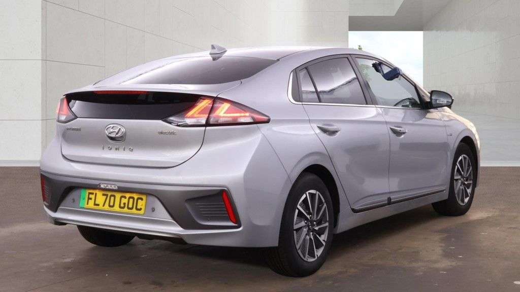 A 2020 HYUNDAI IONIQ 38.3kWh Premium SE Hatchback 5dr Electric Auto (136 ps) A 2020 HYUNDAI IONIQ 38.3kWh Premium SE Hatchback 5dr Electric Auto (136 ps)