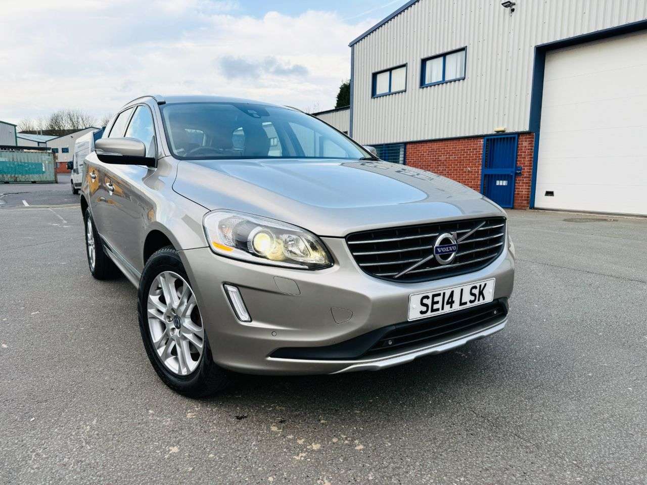 A 2014 VOLVO XC60 2.4 D4 SE Lux SUV 5dr Diesel Geartronic AWD Euro 5 (181 ps) FULL SERVICE HI A 2014 VOLVO XC60 2.4 D4 SE Lux SUV 5dr Diesel Geartronic AWD Euro 5 (181 ps) FULL SERVICE HI