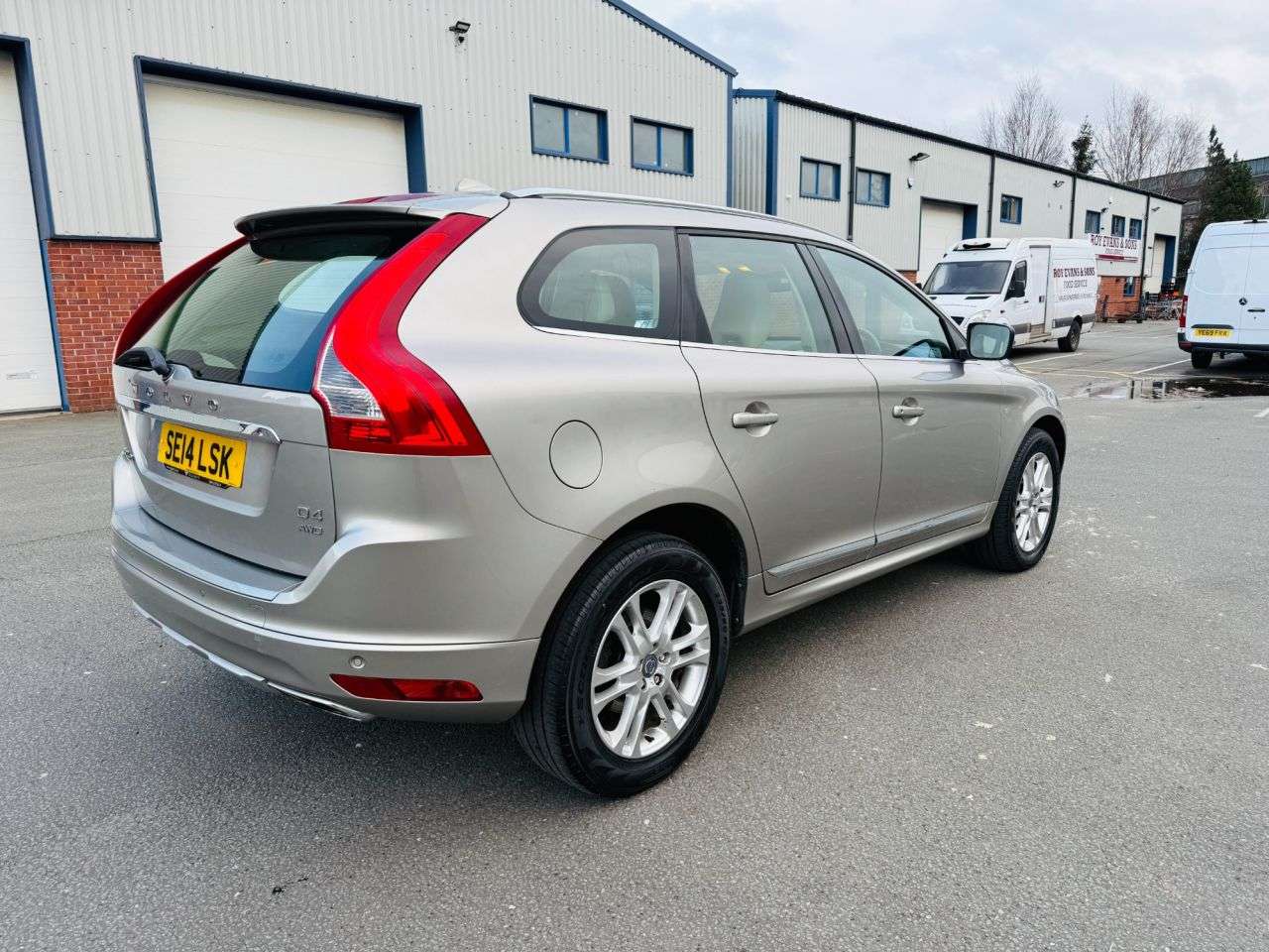 A 2014 VOLVO XC60 2.4 D4 SE Lux SUV 5dr Diesel Geartronic AWD Euro 5 (181 ps) FULL SERVICE HI A 2014 VOLVO XC60 2.4 D4 SE Lux SUV 5dr Diesel Geartronic AWD Euro 5 (181 ps) FULL SERVICE HI