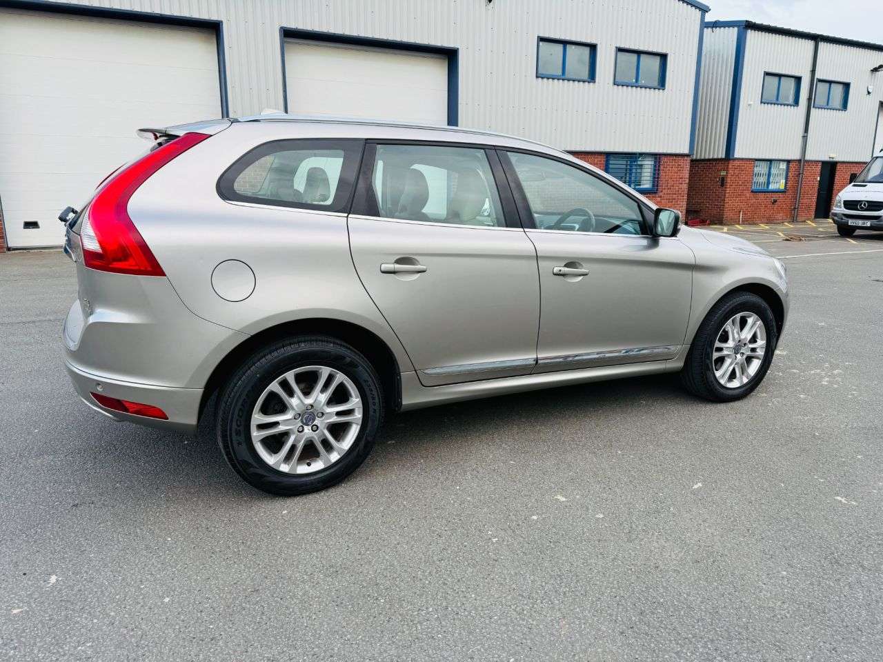 A 2014 VOLVO XC60 2.4 D4 SE Lux SUV 5dr Diesel Geartronic AWD Euro 5 (181 ps) FULL SERVICE HI A 2014 VOLVO XC60 2.4 D4 SE Lux SUV 5dr Diesel Geartronic AWD Euro 5 (181 ps) FULL SERVICE HI