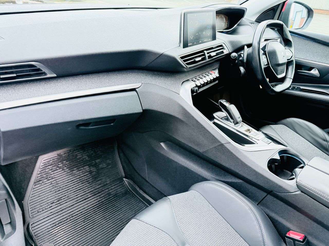 A 2018 PEUGEOT 3008 1.6 BlueHDi Allure SUV 5dr Diesel EAT Euro 6 (s/s) (120 ps) FULL SERVICE HI A 2018 PEUGEOT 3008 1.6 BlueHDi Allure SUV 5dr Diesel EAT Euro 6 (s/s) (120 ps) FULL SERVICE HI