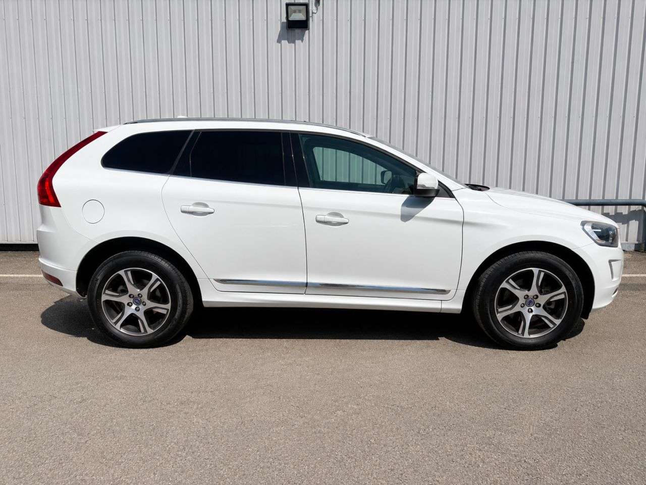 A 2013 VOLVO XC60 2.4 D4 SE Lux Nav SUV 5dr Diesel Manual AWD Euro 5 (s/s) (163 ps) A 2013 VOLVO XC60 2.4 D4 SE Lux Nav SUV 5dr Diesel Manual AWD Euro 5 (s/s) (163 ps)
