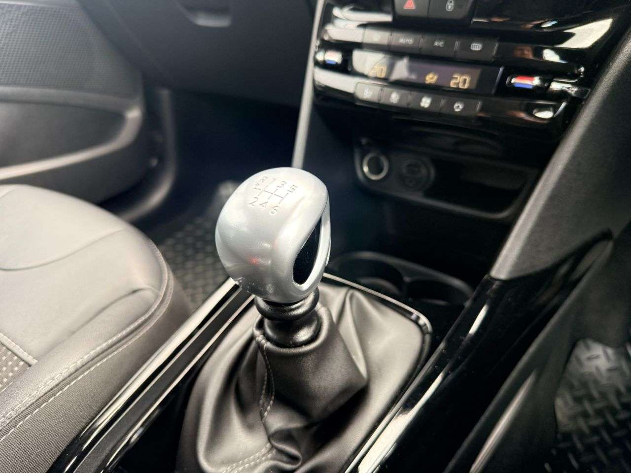 2017 PEUGEOT 2008 2017 PEUGEOT 2008