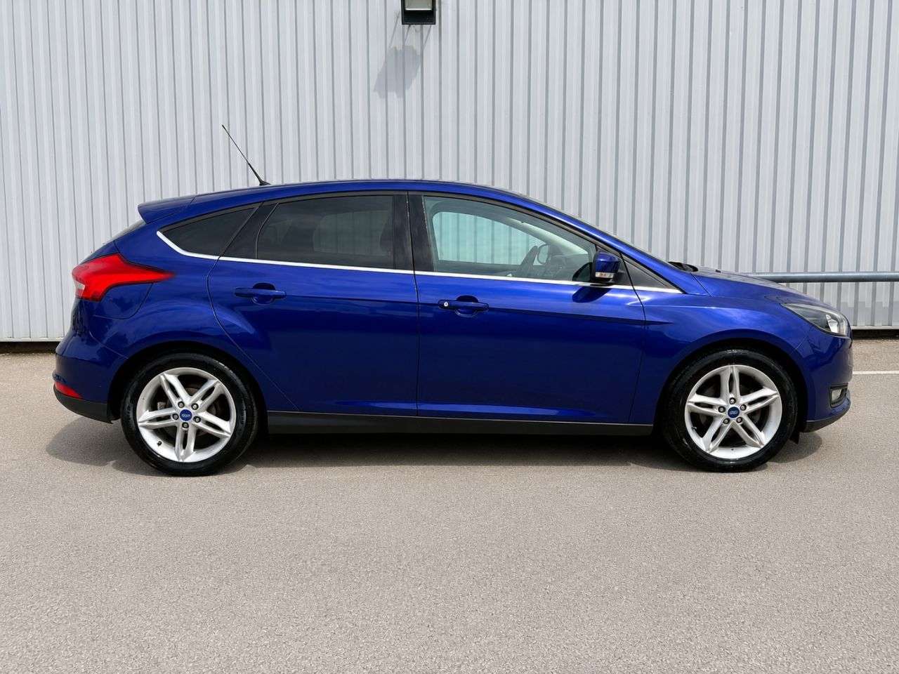 A 2015 FORD FOCUS 1.0T EcoBoost Zetec Hatchback 5dr Petrol Manual Euro 6 (s/s) (125 ps) FULL A 2015 FORD FOCUS 1.0T EcoBoost Zetec Hatchback 5dr Petrol Manual Euro 6 (s/s) (125 ps) FULL