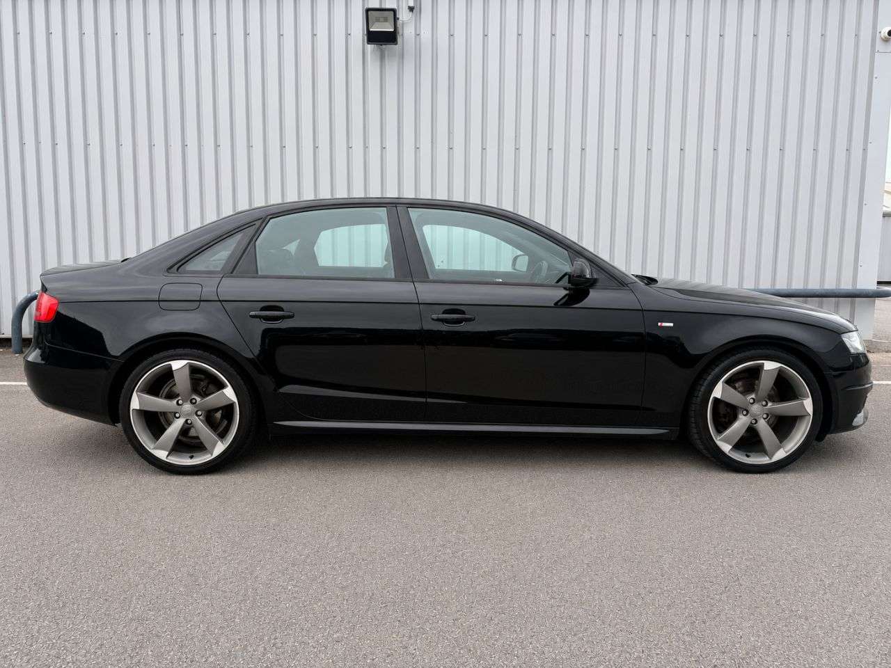 A 2012 AUDI A4 2.0 TDI Black Edition Saloon 4dr Diesel Manual Euro 5 (s/s) (143 ps) ONE FO A 2012 AUDI A4 2.0 TDI Black Edition Saloon 4dr Diesel Manual Euro 5 (s/s) (143 ps) ONE FO