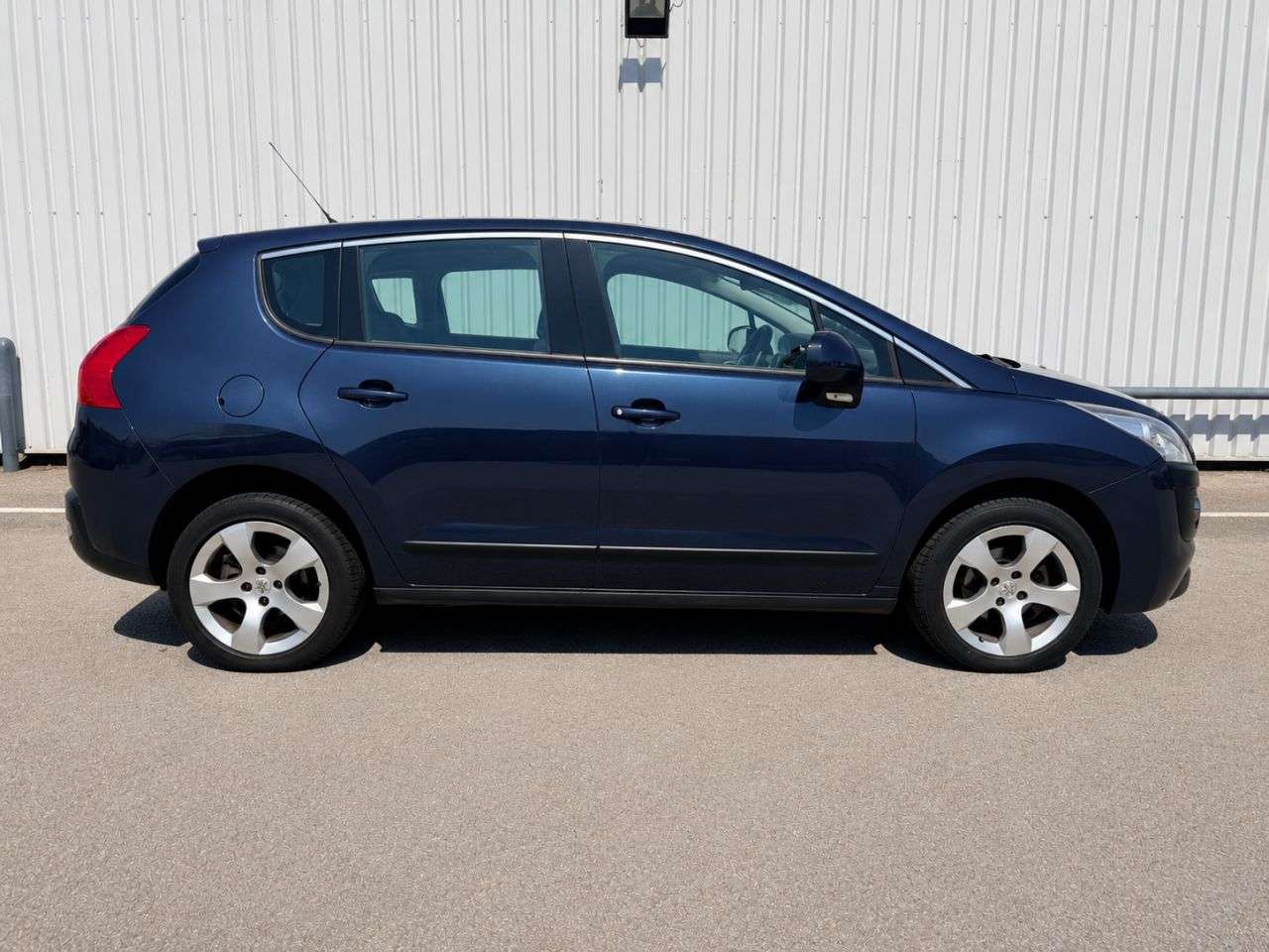 A 2013 PEUGEOT 3008 1.6 e-HDi Active SUV 5dr Diesel EGC Euro 5 (s/s) (115 ps) 12 MONTH MOT - NO A 2013 PEUGEOT 3008 1.6 e-HDi Active SUV 5dr Diesel EGC Euro 5 (s/s) (115 ps) 12 MONTH MOT - NO