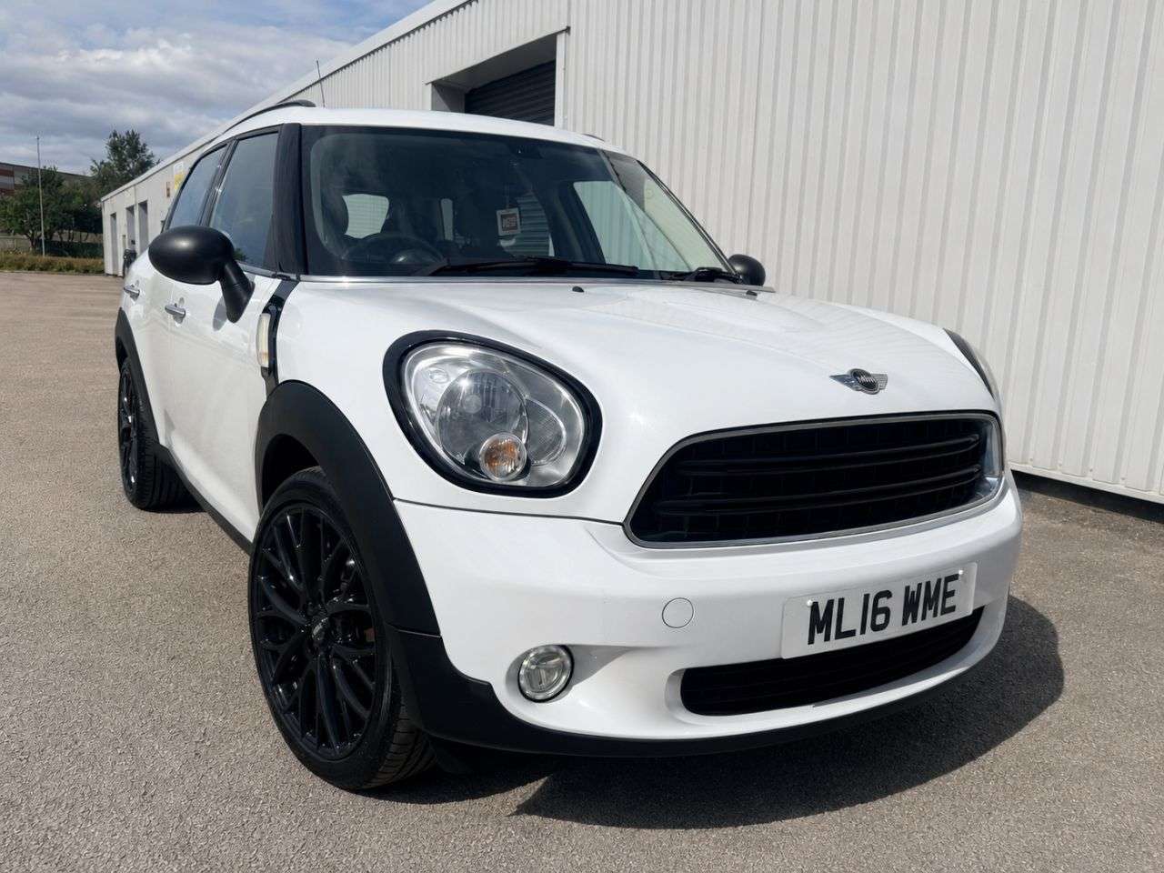 A 2016 MINI COUNTRYMAN 1.6 One SUV 5dr Petrol Manual Euro 6 (s/s) (98 ps) AUTOMATIC AIR CONDITIONI A 2016 MINI COUNTRYMAN 1.6 One SUV 5dr Petrol Manual Euro 6 (s/s) (98 ps) AUTOMATIC AIR CONDITIONI