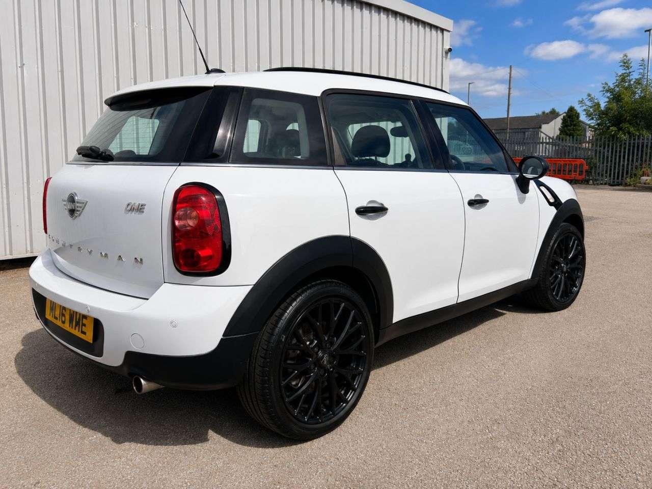 A 2016 MINI COUNTRYMAN 1.6 One SUV 5dr Petrol Manual Euro 6 (s/s) (98 ps) AUTOMATIC AIR CONDITIONI A 2016 MINI COUNTRYMAN 1.6 One SUV 5dr Petrol Manual Euro 6 (s/s) (98 ps) AUTOMATIC AIR CONDITIONI
