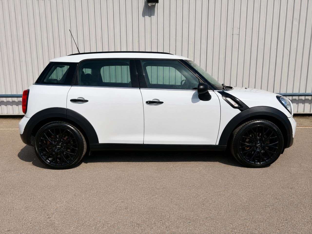 A 2016 MINI COUNTRYMAN 1.6 One SUV 5dr Petrol Manual Euro 6 (s/s) (98 ps) AUTOMATIC AIR CONDITIONI A 2016 MINI COUNTRYMAN 1.6 One SUV 5dr Petrol Manual Euro 6 (s/s) (98 ps) AUTOMATIC AIR CONDITIONI