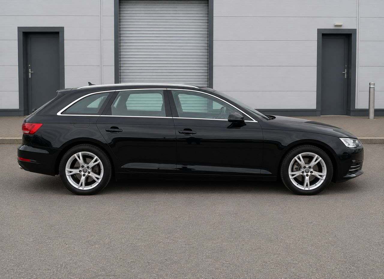A 2017 AUDI A4 AVANT 2.0 TDI ultra Sport Estate 5dr Diesel Manual Euro 6 (s/s) (150 ps) FULL SER A 2017 AUDI A4 AVANT 2.0 TDI ultra Sport Estate 5dr Diesel Manual Euro 6 (s/s) (150 ps) FULL SER
