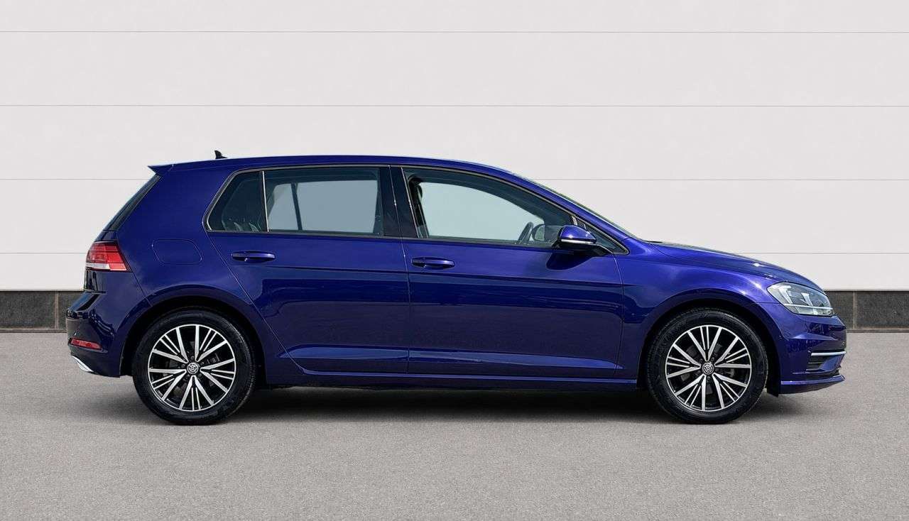 A 2017 VOLKSWAGEN GOLF 1.6 TDI SE Nav Hatchback 5dr Diesel DSG Euro 6 (s/s) (115 ps) 8" TOUCHSCREE A 2017 VOLKSWAGEN GOLF 1.6 TDI SE Nav Hatchback 5dr Diesel DSG Euro 6 (s/s) (115 ps) 8" TOUCHSCREE