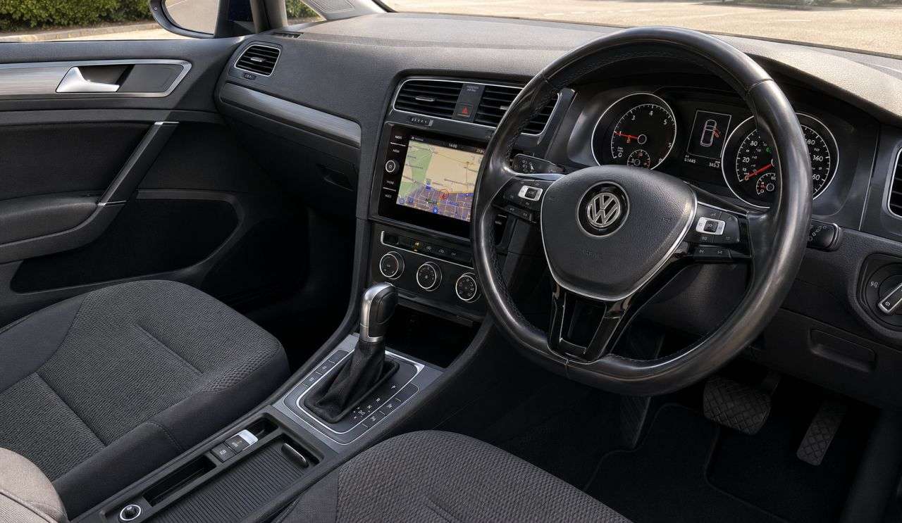 A 2017 VOLKSWAGEN GOLF 1.6 TDI SE Nav Hatchback 5dr Diesel DSG Euro 6 (s/s) (115 ps) 8" TOUCHSCREE A 2017 VOLKSWAGEN GOLF 1.6 TDI SE Nav Hatchback 5dr Diesel DSG Euro 6 (s/s) (115 ps) 8" TOUCHSCREE