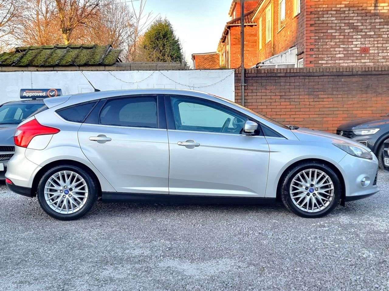 A 2011 FORD FOCUS 1.6 Zetec Hatchback 5dr Petrol Manual Euro 5 (125 ps) A 2011 FORD FOCUS 1.6 Zetec Hatchback 5dr Petrol Manual Euro 5 (125 ps)