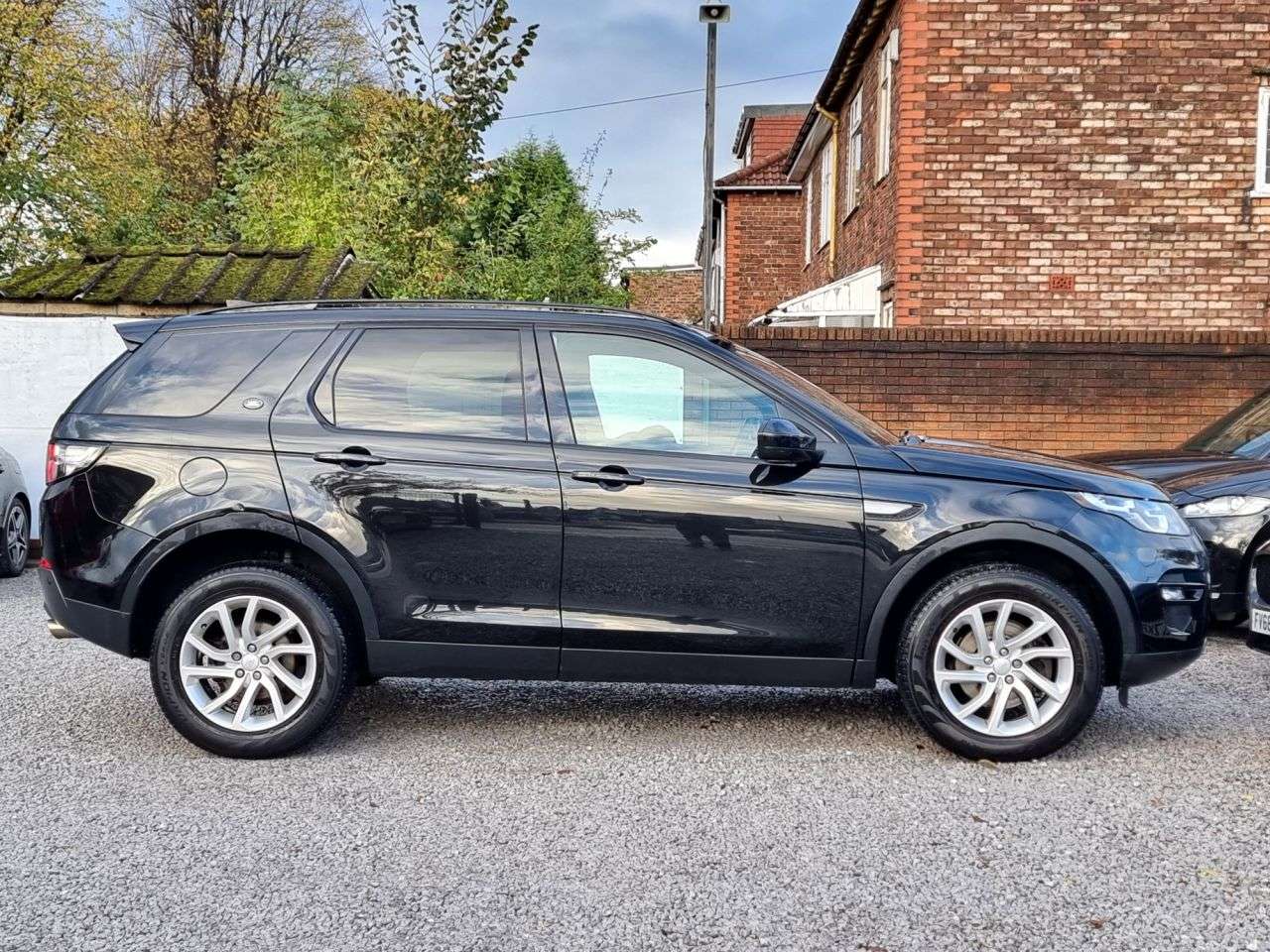 A 2017 LAND ROVER DISCOVERY SPORT 2.0 TD4 SE Tech SUV 5dr Diesel Auto 4WD Euro 6 (s/s) (180 ps) A 2017 LAND ROVER DISCOVERY SPORT 2.0 TD4 SE Tech SUV 5dr Diesel Auto 4WD Euro 6 (s/s) (180 ps)