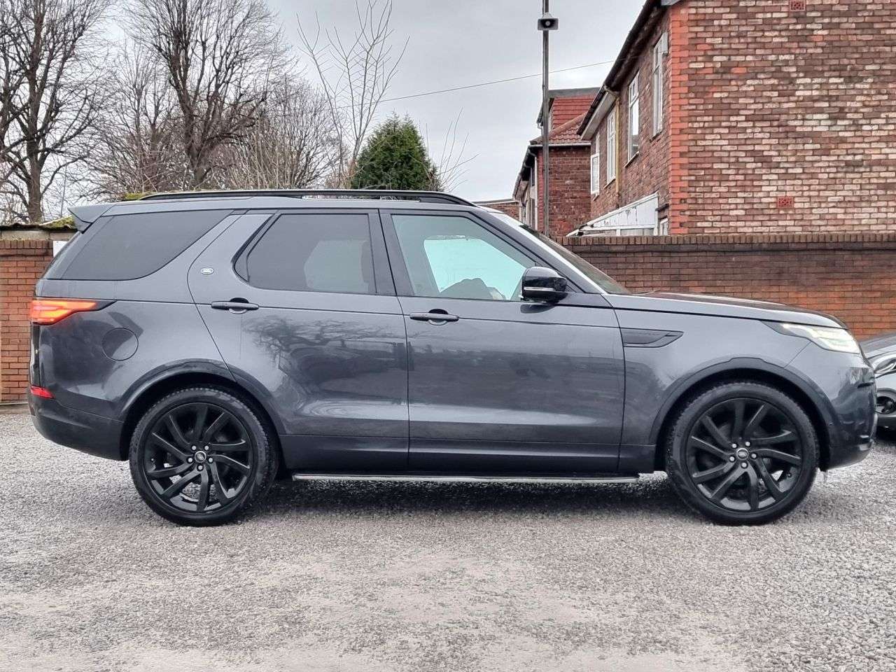 A 2018 LAND ROVER DISCOVERY 2.0 SD4 HSE SUV 5dr Diesel Auto 4WD Euro 6 (s/s) (240 ps) A 2018 LAND ROVER DISCOVERY 2.0 SD4 HSE SUV 5dr Diesel Auto 4WD Euro 6 (s/s) (240 ps)