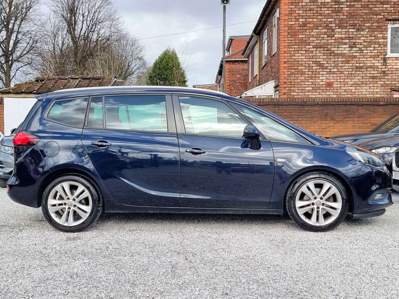 A 2018 VAUXHALL ZAFIRA TOURER 1.4i Turbo SRi Nav MPV 5dr Petrol Manual Euro 6 (140 ps) A 2018 VAUXHALL ZAFIRA TOURER 1.4i Turbo SRi Nav MPV 5dr Petrol Manual Euro 6 (140 ps)
