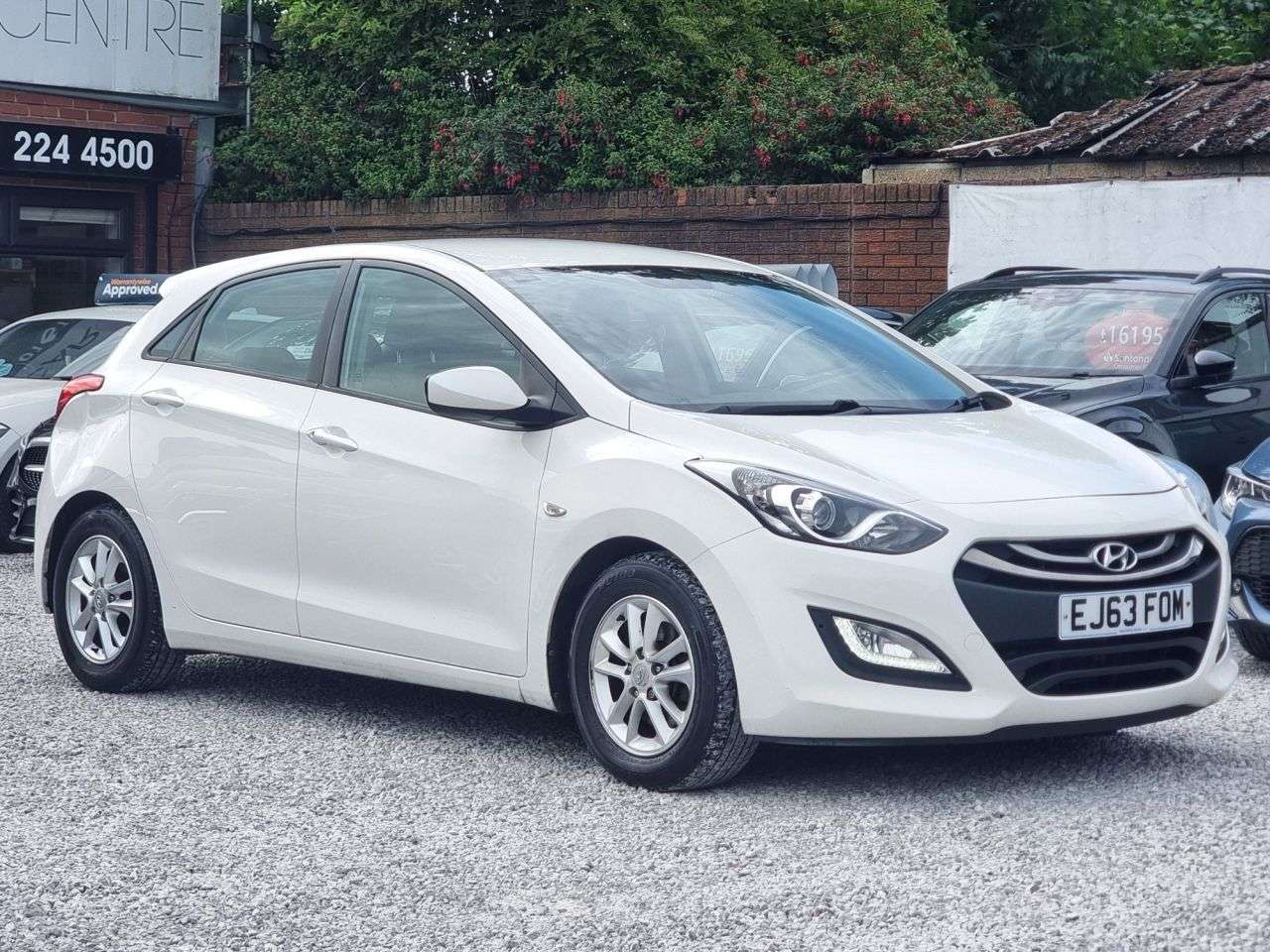 A 2013 HYUNDAI I30 1.6 CRDi Blue Drive Active Hatchback 5dr Diesel Manual Euro 5 (s/s) (110 ps A 2013 HYUNDAI I30 1.6 CRDi Blue Drive Active Hatchback 5dr Diesel Manual Euro 5 (s/s) (110 ps