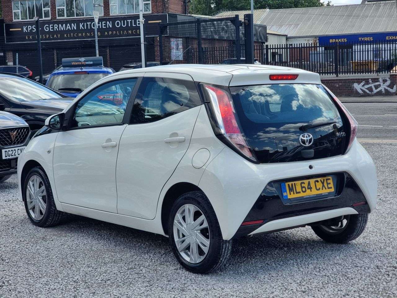 A 2014 TOYOTA AYGO 1.0 VVT-i x-pression Hatchback 5dr Petrol Manual Euro 5 Euro 5 (68 ps) A 2014 TOYOTA AYGO 1.0 VVT-i x-pression Hatchback 5dr Petrol Manual Euro 5 Euro 5 (68 ps)