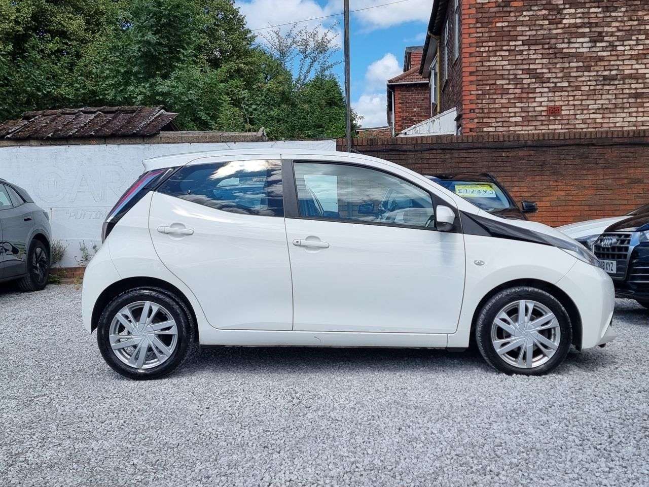 A 2014 TOYOTA AYGO 1.0 VVT-i x-pression Hatchback 5dr Petrol Manual Euro 5 Euro 5 (68 ps) A 2014 TOYOTA AYGO 1.0 VVT-i x-pression Hatchback 5dr Petrol Manual Euro 5 Euro 5 (68 ps)
