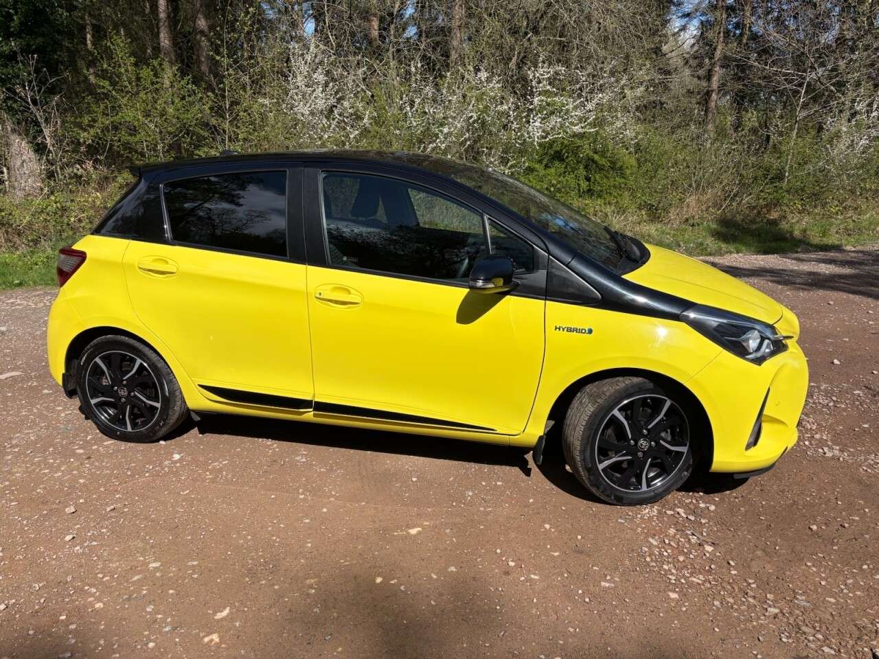 A 2017 TOYOTA YARIS 1.5 VVT-h Yellow Bi-Tone Limited Edition Hatchback 5dr Petrol Hybrid E-CVT A 2017 TOYOTA YARIS 1.5 VVT-h Yellow Bi-Tone Limited Edition Hatchback 5dr Petrol Hybrid E-CVT